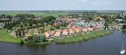 Mehrere friesische Bungalowparks liegen am Seeufer und am Rand eines gastfreundlichen Dorfes wie z.B. De Pharshoeke am Hegermeer in Heeg.  