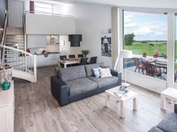 In Friesland gibt es für jeden Geldbeutel eine passende Unterkunft. Luxuriös und dennoch bezahlbar sind die Ferienhäuser des ehemaligen Bauernhofs De Greidpleats in Snikzwaag bei Joure.