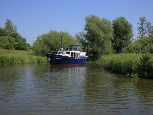Luxe stalen motorjachten, zoals dit kotterjacht, zijn vaarbewijsvrij en bieden het comfort van thuis aan boord. Ze zijn ontworpen voor een meerdaagse vakantie in natuurgebieden, het doorkruisen van kleine stadjes met smalle grachten en voor het passeren van grote meren zoals het IJsselmeer voor een verkenning van de ‘overkant’.