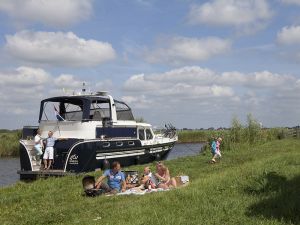 Friesland is de ideale bestemming voor het houden van een vaarvakantie omdat de huurprijzen het laagst van West-Europa zijn, je in de hele provincie en grensgebieden lussen kunt varen en omdat je bijna overal kunt aanleggen, ook gratis op speciale locaties in Nationale Parken.