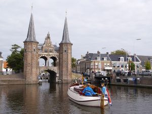 Het toppunt van de sfeer van weleer: met een klassieke platbodem langs de Friese Elf Steden. De Elfstedenroute is geheel geoptimaliseerd voor een verkenning per motorjacht of sloep om van hotel naar hotel te varen. Alle bruggen hebben een doorvaarthoogte van 2,45 m en de vaargeulen zijn uitgediept tot 1,30 m. De Elfstedentocht per boot duurt een week.