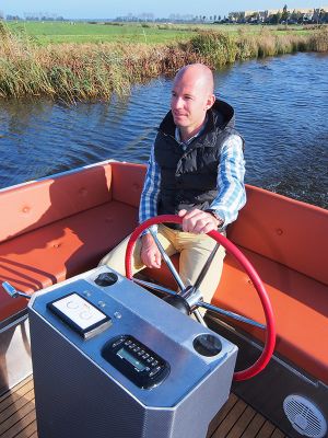 Piloot Christian Smulders in zijn in Friesland gebouwde Lillebror 78 E-Tourer. Hij demonstreert de blikvanger van de internationale boatshows op het haventerrein van Ottenhome Heeg, It Bûtlân 2 in Heeg.