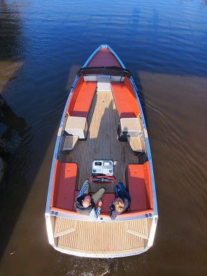 Piloot Christian Smulders in zijn in Friesland gebouwde Lillebror 78 E-Tourer. Hij demonstreert de blikvanger van de internationale boatshows op het haventerrein van Ottenhome Heeg, It Bûtlân 2 in Heeg.