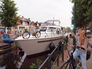 Steeds populairder: varen en fietsen. Meer dan 200 bezienswaardigheden in Friesland liggen slechts 0,5 tot 5 km van de dichtstbijzijnde aanlegplaats.