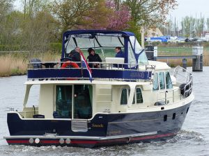 Friese motorjachten zijn gebouwd voor alle weersomstandigheden, daarom zie je de eerste huurboten al in maart varen. Lagere huurtarieven, een cabriokap en verwarming op het bovendek maken een verkenning van het dan nog rustige waterland extra aantrekkelijk.