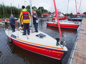 Zeilen moeilijk? Welnee, met een paar dagen zeilles op een zeilschool of van een privéinstructeur van de bootverhuurder kom je een heel eind. Sommigen hebben de sport al na één dag onder de knie.
