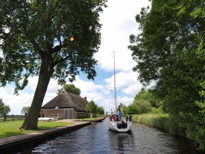 In Friesland verhuren ze zeiljachten met een ophaalbare kiel of midzwaard zodat je dwars door ondiepe moerasgebieden als Nationaal Park De Alde Feanen (Earnewâld) kunt varen en kunt droogvallen in de Waddenzee, UNESCO Werelderfgoed.