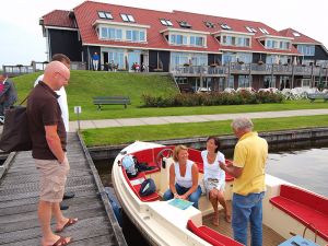 Een fantastische belevenis: met een sloep van hotel naar hotel of lussen varen vanuit één haven van een hotel, camping of park. Het besturen van een sloep is niet moeilijk: de boot is zeer overzichtelijk en zeer wendbaar. Bij de overhandiging krijg je vaarinstructie. Je hebt geen vaarbewijs nodig. De sloepen worden aangedreven door een inboord dieselmotor of muisstille elektromotor (onder andere voor ‘electric only’ routes in natuurgebieden). 