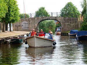 Een fantastische belevenis: met een sloep van hotel naar hotel of lussen varen vanuit één haven van een hotel, camping of park. Het besturen van een sloep is niet moeilijk: de boot is zeer overzichtelijk en zeer wendbaar. Bij de overhandiging krijg je vaarinstructie. Je hebt geen vaarbewijs nodig. De sloepen worden aangedreven door een inboord dieselmotor of muisstille elektromotor (onder andere voor ‘electric only’ routes in natuurgebieden). 
